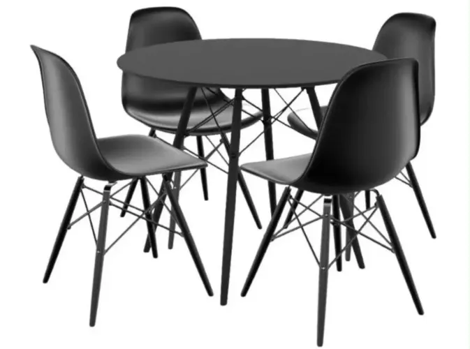 Quatro cadeiras com mesa de madeira preta