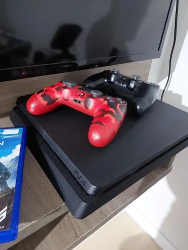 PS4 SLIM 1 TB, 2 Controles e 2 jogos
