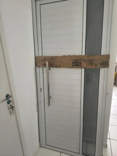 Porta branca em perfeito estado