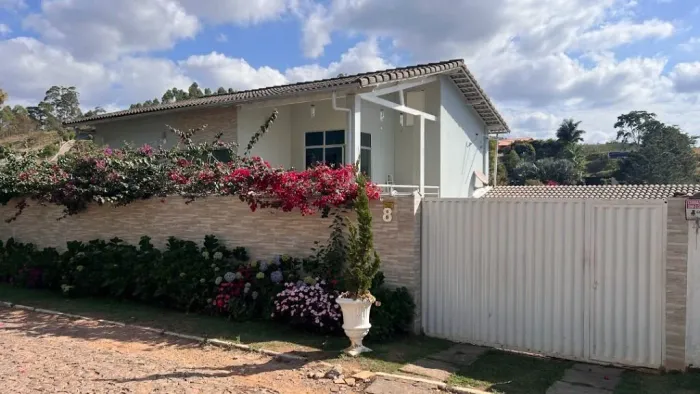Linda Chácara em um condomínio fechado cercado de muito verde.