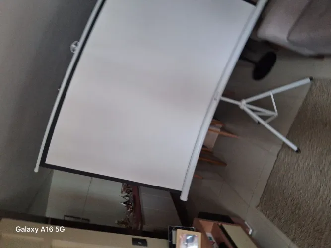 Tela de projeção retrátil 1,80 x 1,80 