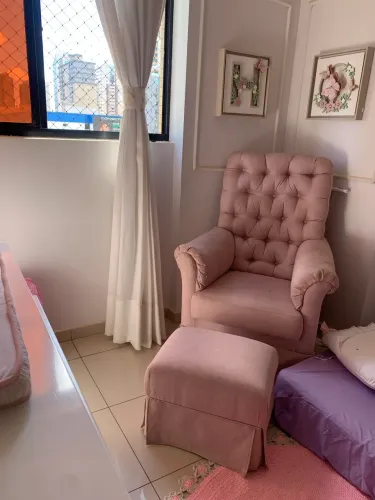 Cadeira de amamentação de linho rosa