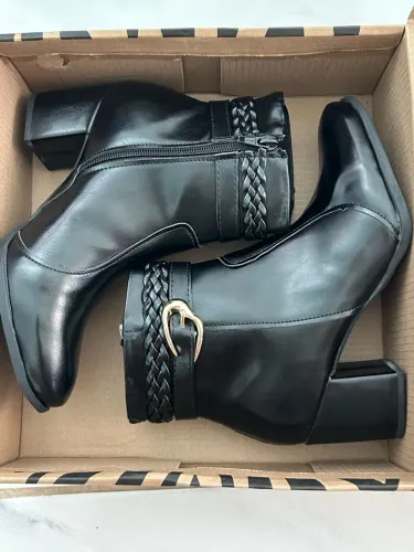 Vende - se bota cano médio 