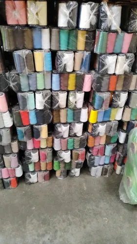 Linhas de costura pacotes com cores sortidas.