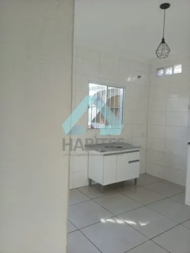 CASA COM 1 DORMITÓRIO, ÁREA COM CHURRASQUEIRA, 2 VAGAS DESCOBERTAS.