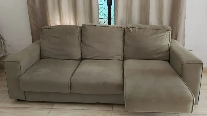 Vendo sofá retrátil em Suede em ótimo estado, comprado no Rio Decor .