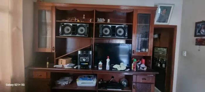 Vendo estante em madeira maciça.