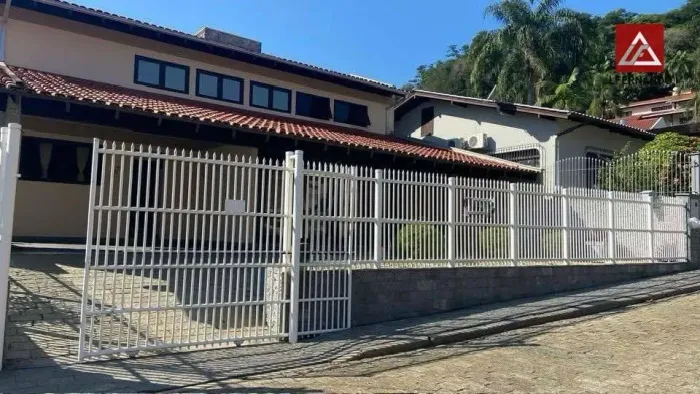 Casa com 3 dormitórios, sendo 1 suíte à venda, 262 m² por R$ 1.500.000 - Velha - Blumenau/