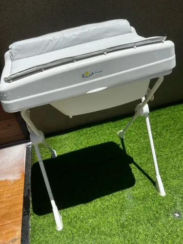 Banheira com trocador e apoio.