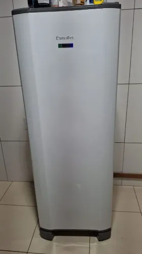 Geladeira Esmaltec 232 l (2 meses de uso!)