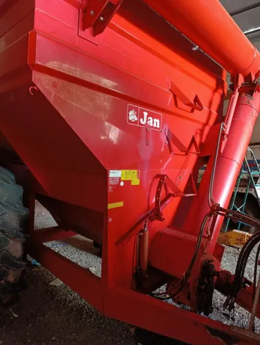 CARRETA GRANELEIRA BAZUCA JAN 10.000. EXCELENTE ESTADO DE CONSERVAÇÃO!!!