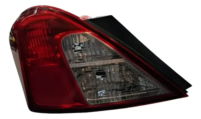 Lanterna Traseira Esquerda Nissan Versa 2013/18 N272 (Usado) / V12