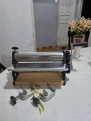 VENDE-SE UM CILINDRO LAMINADOR DE MASSAS PARA FAZER MASSAS (PIZZA, PASTEL, PÃO...)