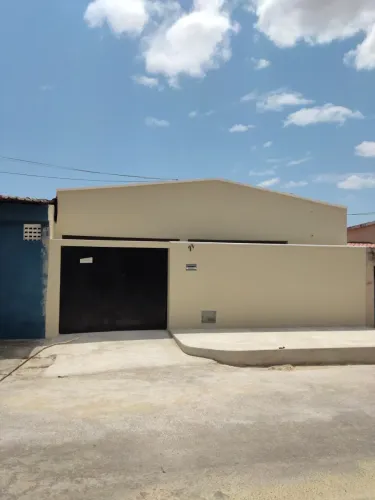 Casa plana c/ 162 m² área total, 02 qtos (01 ste), gradeada, área de serviço, quintal, 02 