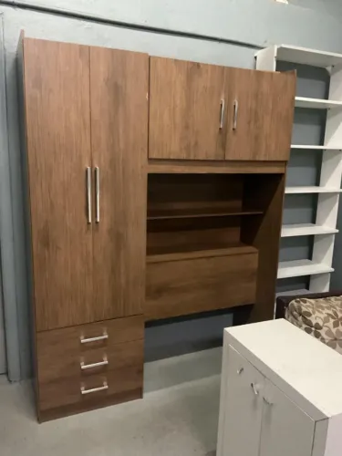 Guarda-roupa com cabeceira novo da MadeiraMadeira com preço promocional