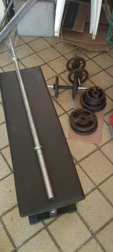 Banco + barra + halteres e 40kg de ferro.