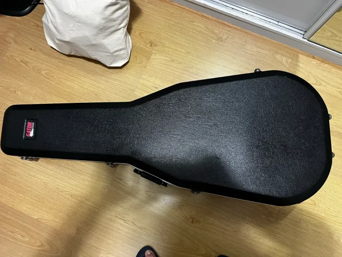 Case GATOR com violão elétrico