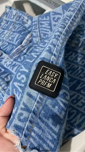 Calça jeans lança perfume/ Maria gueixa 