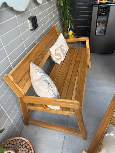 Sofá de madeira Tramontina.