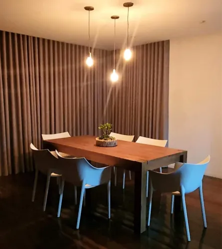 Mesa de jantar com cadeiras assinadas