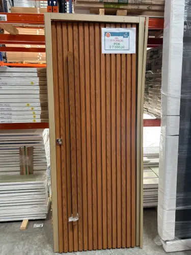 Porta em ACM com ripado. 