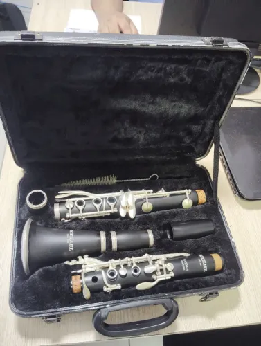 Vende-se clarinete 