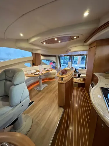 Intermarine Azimut 60 - 2009  Descrição Geral  A Intermarine Azimut 60 
