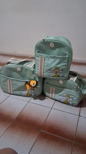 Vendo kit de bolsas para maternidade , berço +colchão semi -novos.
