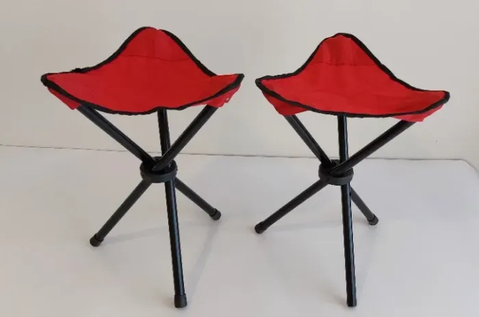 2 banquetas tripé dobráveis