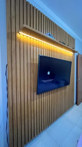 Painel Ripado para TV até 85. Mede 2.35cm de largura 