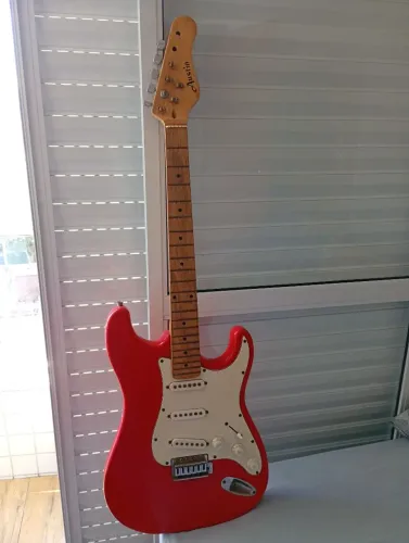 Guitarra Austin vermelha e branca