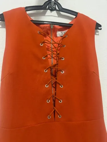 Vestido curto laranja com decote