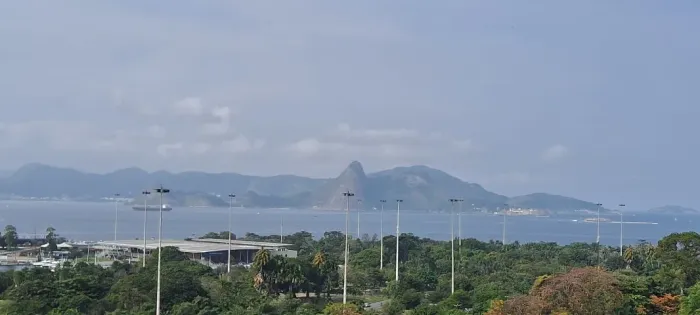 Apartamento na glória, 2 quartos, dependência completa, sala de estar, play, academia.