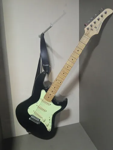Vende se Guitarra strinberg sts 100 (aceito troca por ps3 ps1 baixo ou pedais de guitarra)