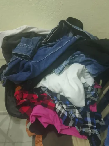 Vendo mochila e roupas