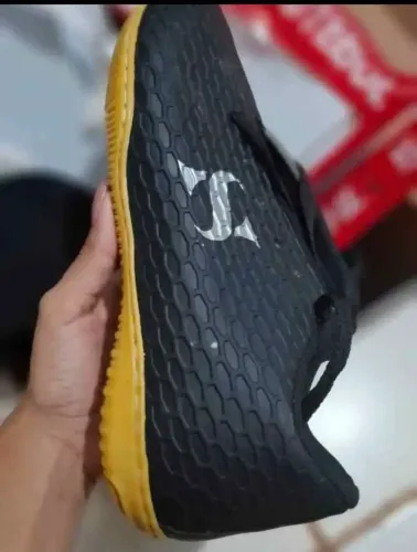 Chuteira preta, usada apenas 1 vez