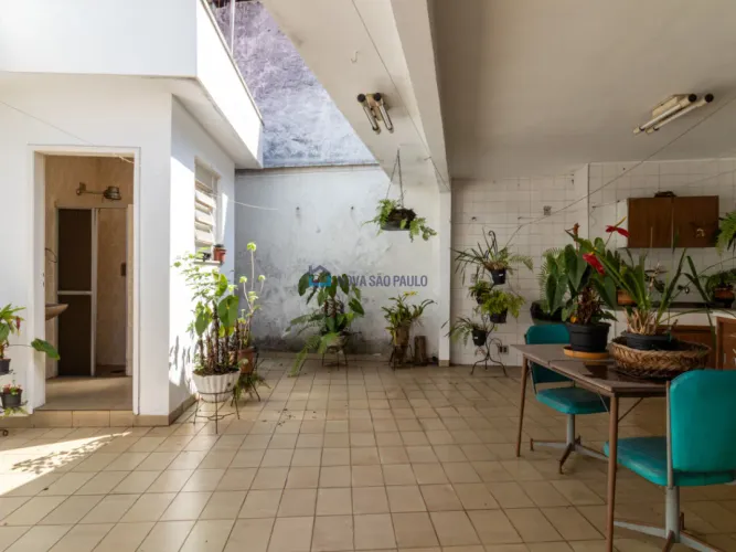 Excelente casa térrea para locação. A 300 metros do metrô Praça da Árvore