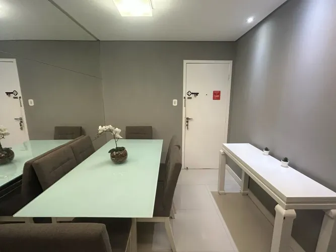 Vendo mesa com 6 cadeiras e 1 aparador