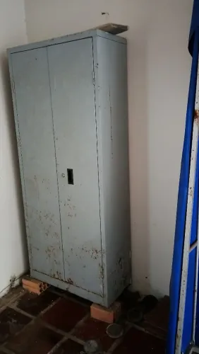 Vendo armário de aço duas portas.