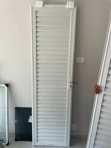 Porta de Giro em Alumínio Branco "Linha 28" Veneziana Abertura para Esquerda 2,10 x 0,60