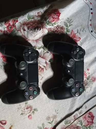 2 Controle de ps4, pouco usado. 