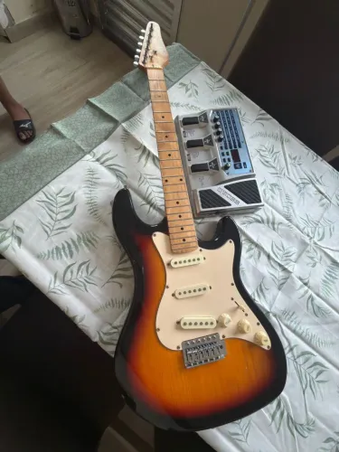 Guitarra Strimberg + Pedaleira BOSS ME - 20