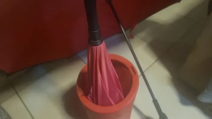 Dois guarda chuvas duplos automáticos mais porta guarda chuva 