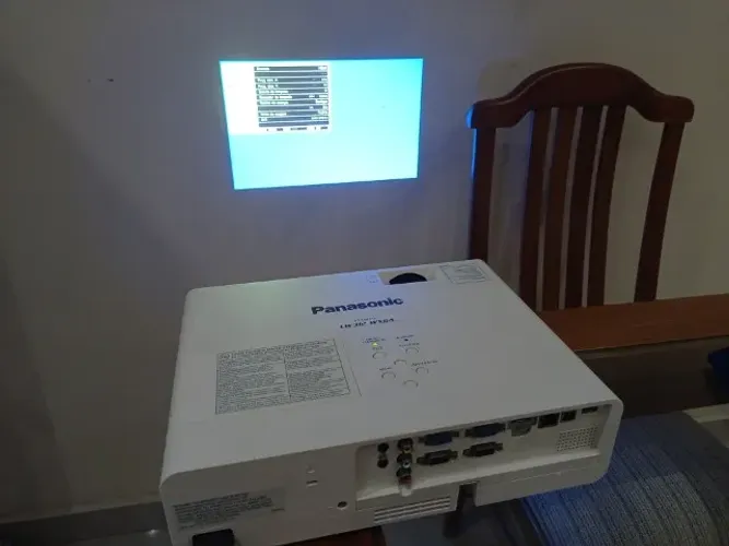 Projetor Panasonic profissional + tela e tripé