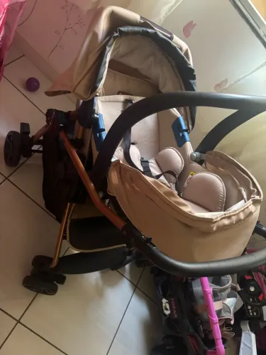 Vende-se carrinho e bebê conforto
