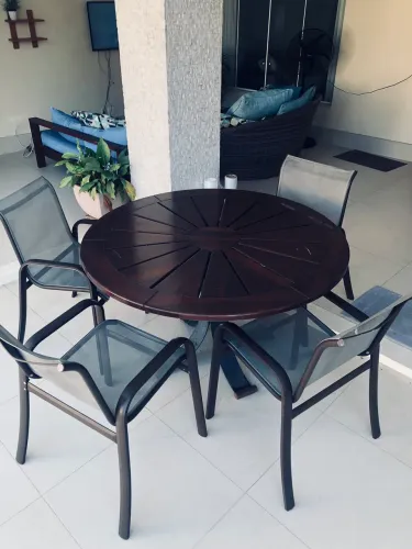 Mesa de madeira com 4 cadeiras