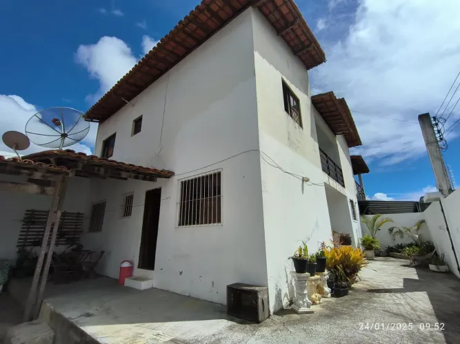 Vendo Casa grande de uso misto com 5/4 de esquina com ponto Comercial em ótima localização