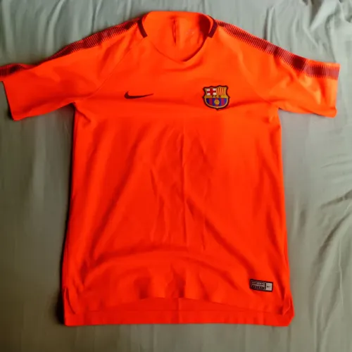 Camisa infantil oficial de treino do Barcelona da temporada 2016/2017.