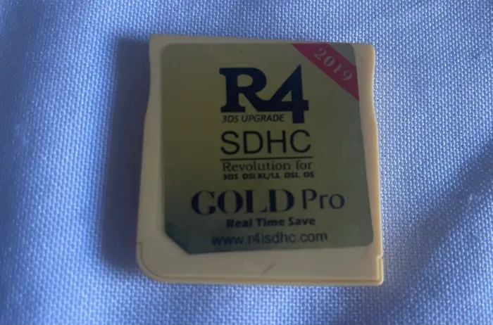 R4 Gold Pro com varios jogos