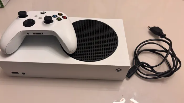 Xbox Series S 512GB (Modelo Tradicional) - Estado de Novo / Pouquíssimo Uso